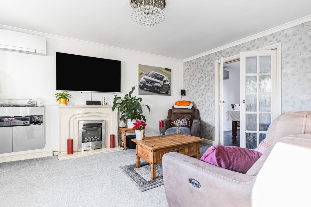 Property photo 3 of 21 Sitting Room