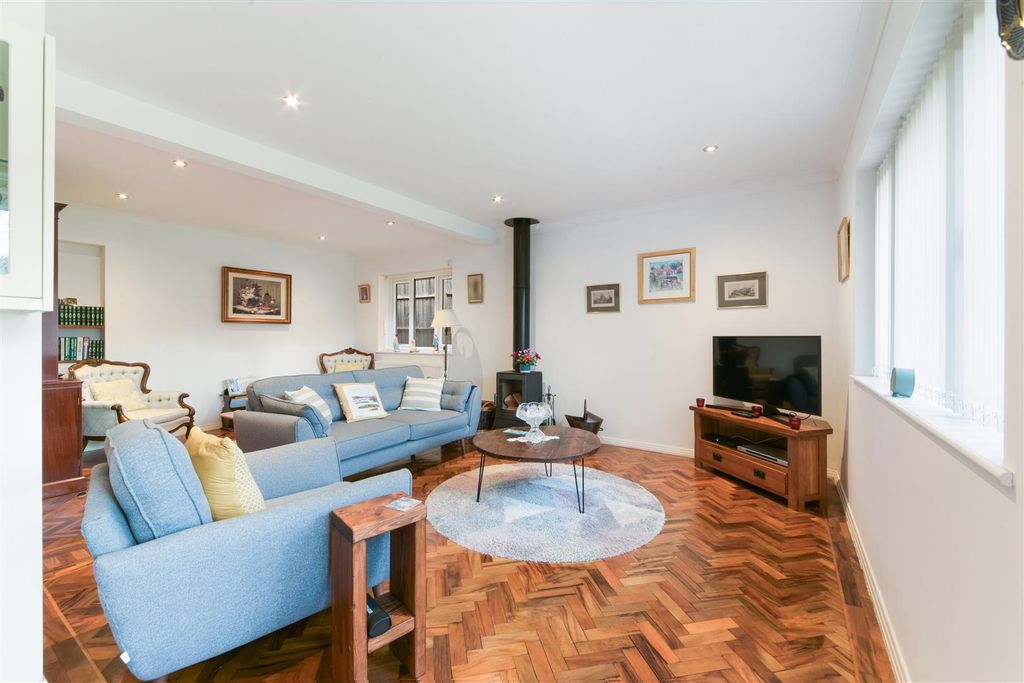 Property photo 2 of 13 Yew Tree Bottom Road (9).Jpg