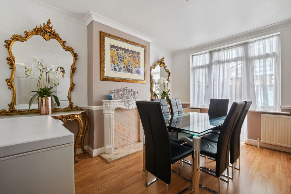 Property photo 1 of 9 3 Bed Semi-Detached Corner Plot House For Sale Popes Lane, Ealing W5