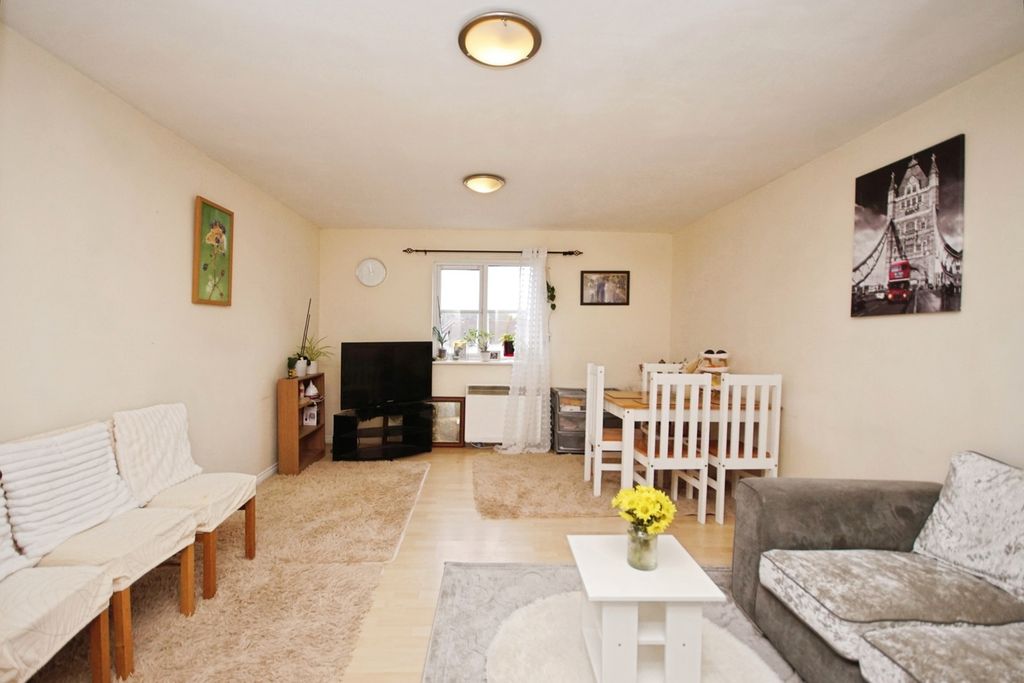 Property photo 2 of 16 Lounge