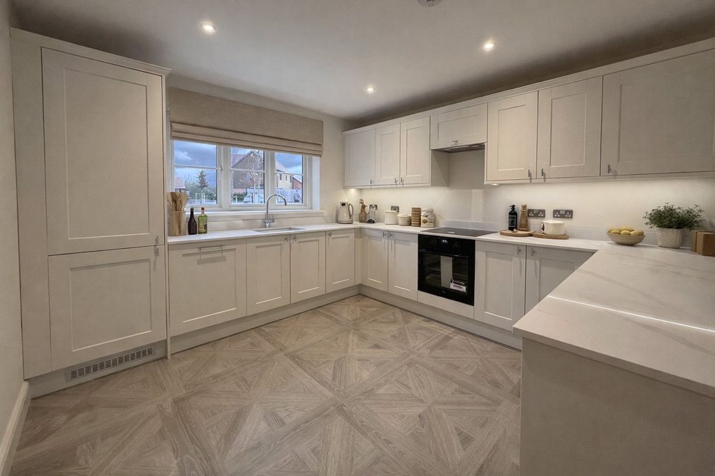 Property photo 3 of 11 Kitchen