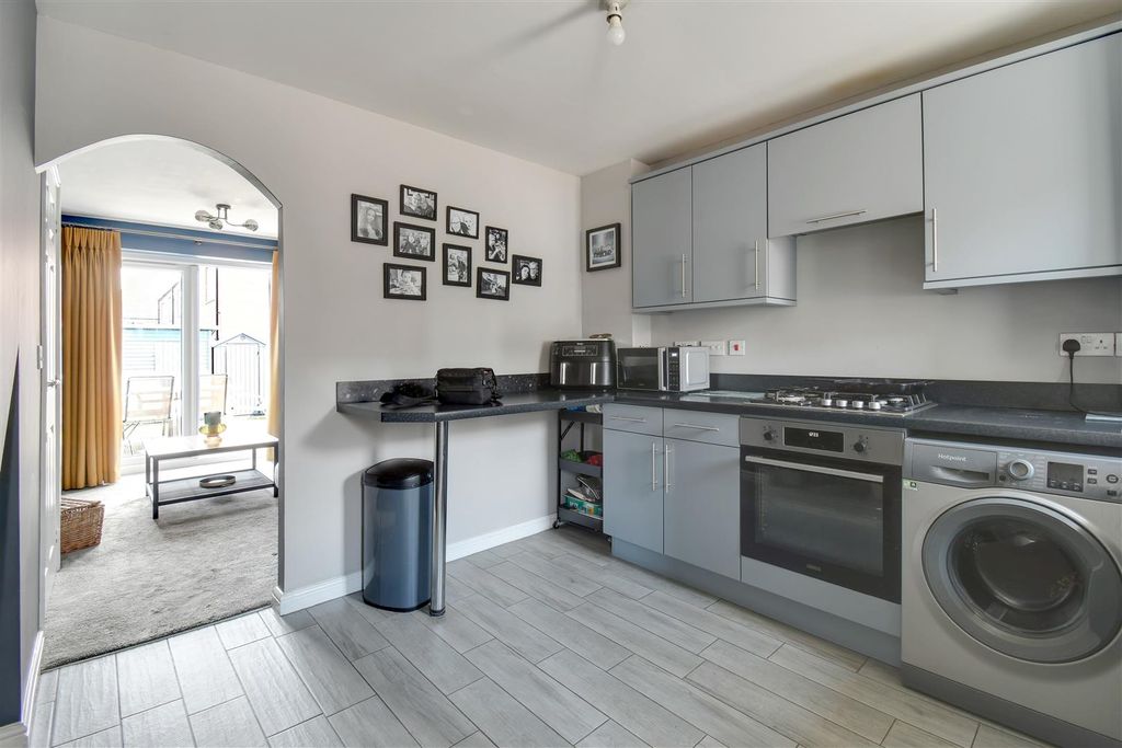Property photo 3 of 11 Kitchen
