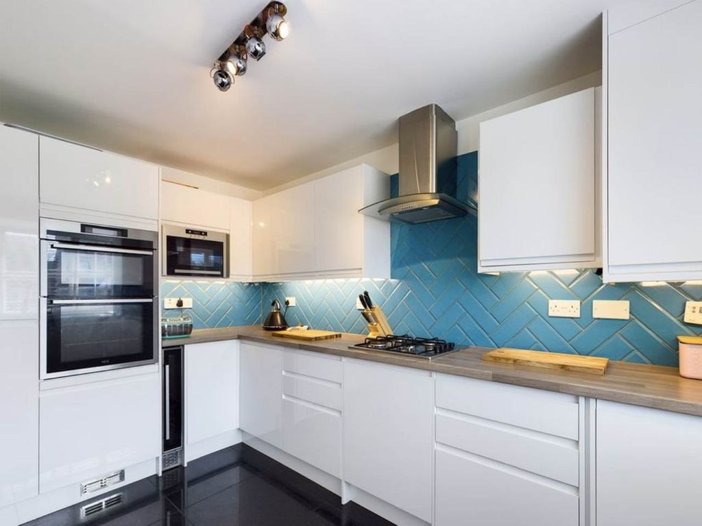 Property photo 2 of 14 Kitchen