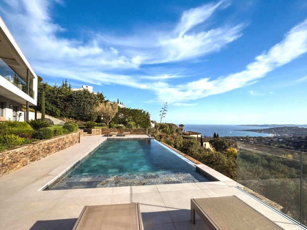 Property photo 1 of 16 Contemporary Villa Of 301.97m2