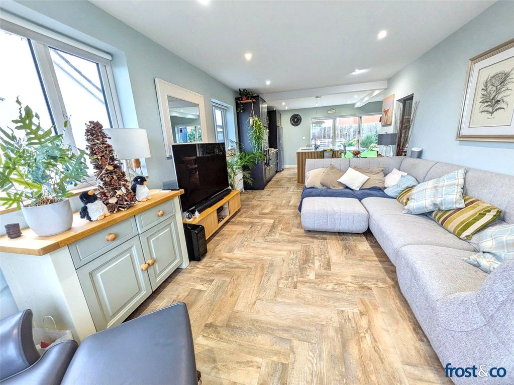 Property photo 3 of 20 Lounge