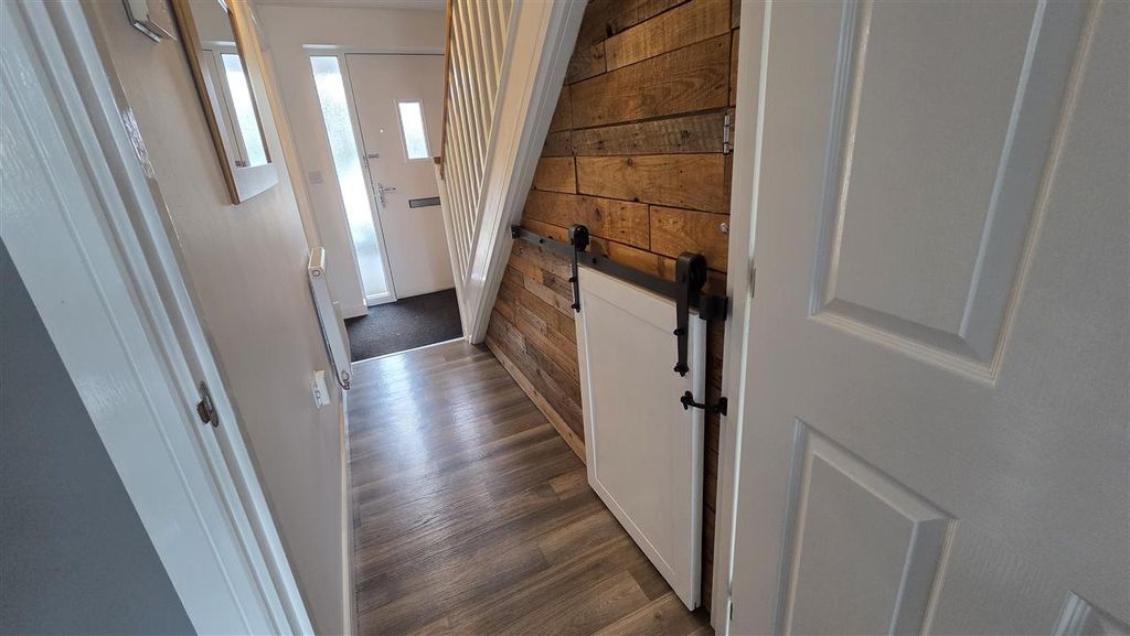 Property photo 3 of 31 Entrance Hall