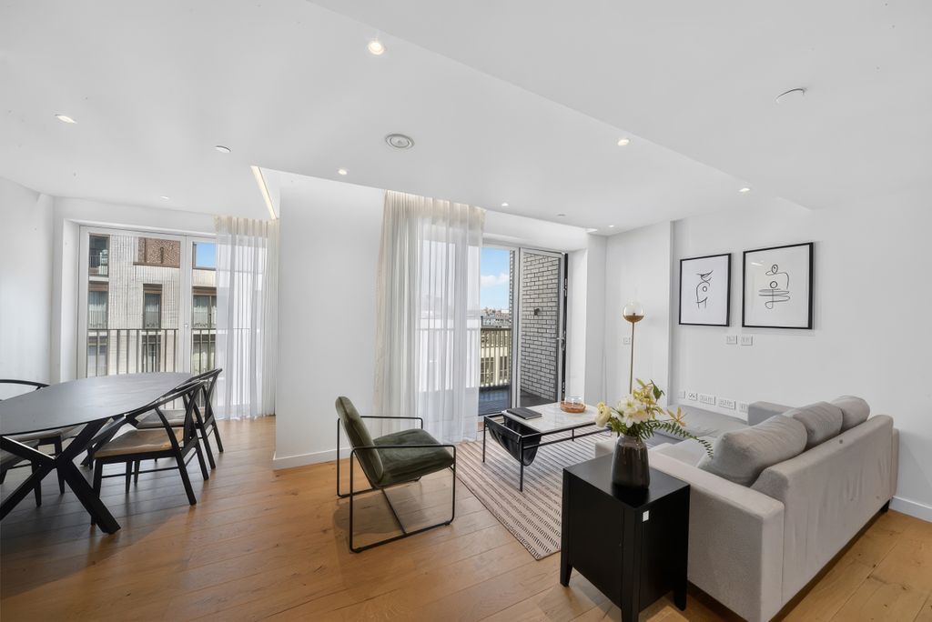 Property photo 3 of 11 Greenford House