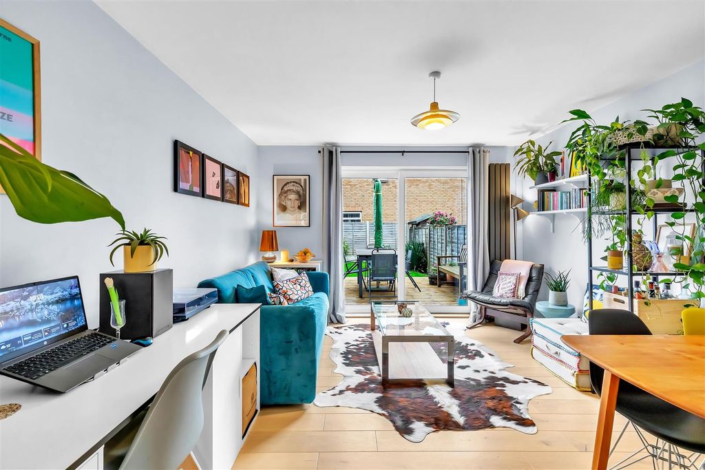 Property photo 2 of 17 Lounge Diner 1.Jpg