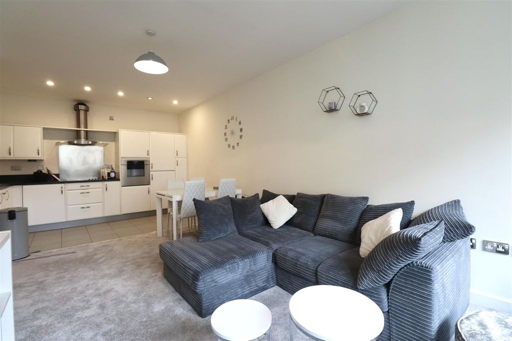 Property photo 1 of 18 Kitchen/ Lounge
