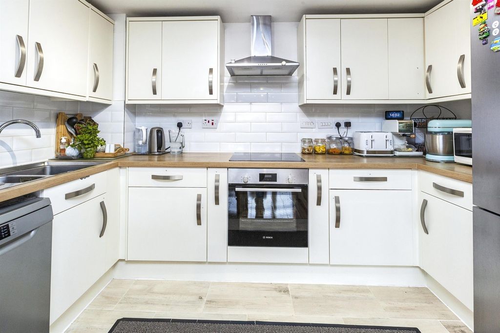 Property photo 3 of 7 Kitchen