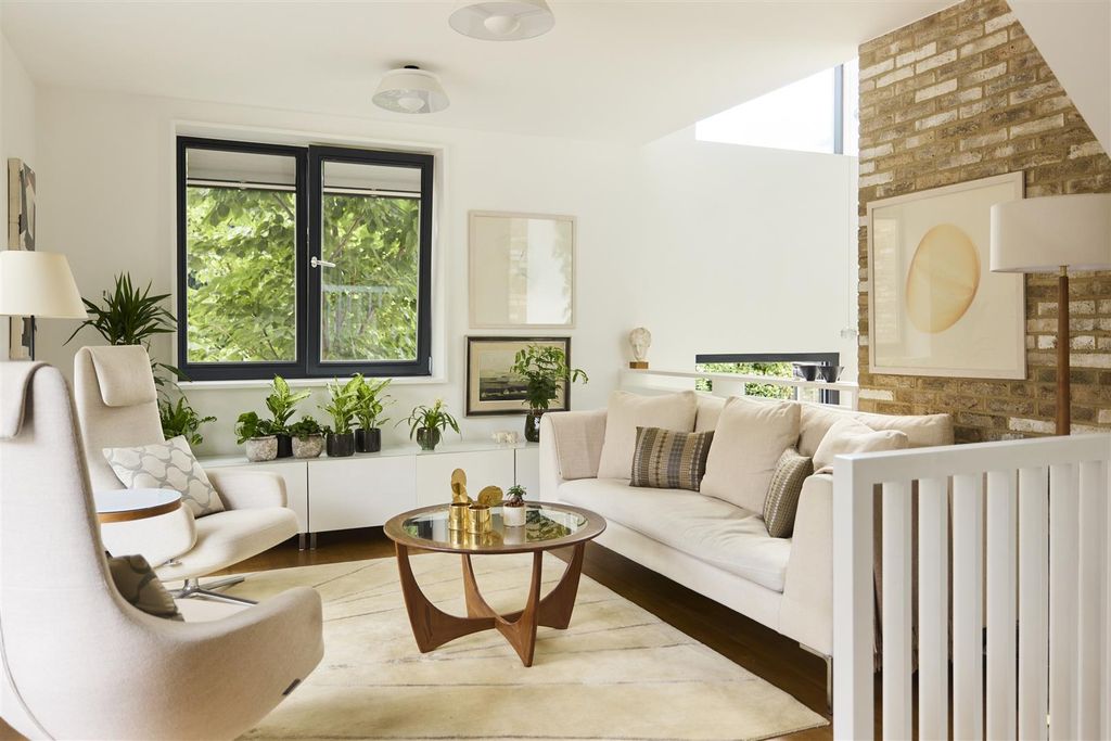 Property photo 2 of 52 4 Essex Mews_216.Jpg