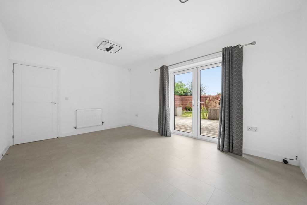 Property photo 2 of 34