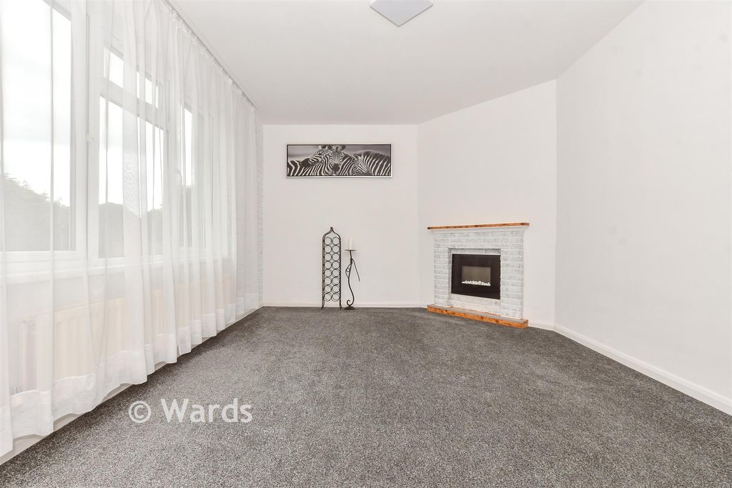 Property photo 3 of 13 Lounge