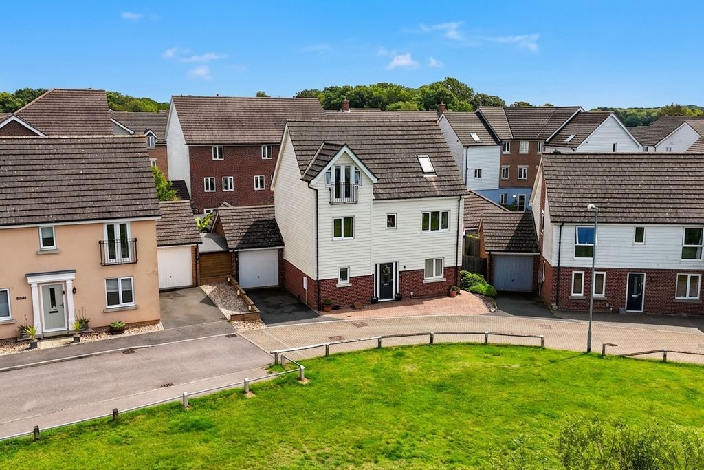 Property photo 1 of 32