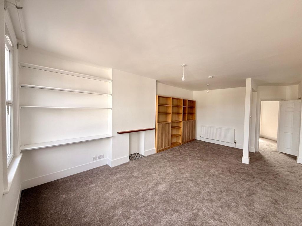 Property photo 3 of 8 Lounge 2