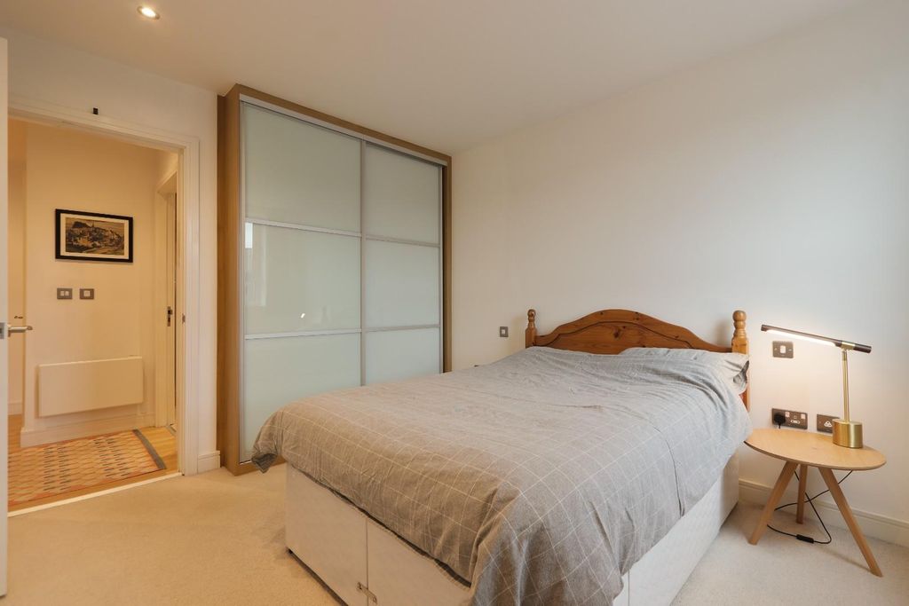 Property photo 1 of 18 Bedroom