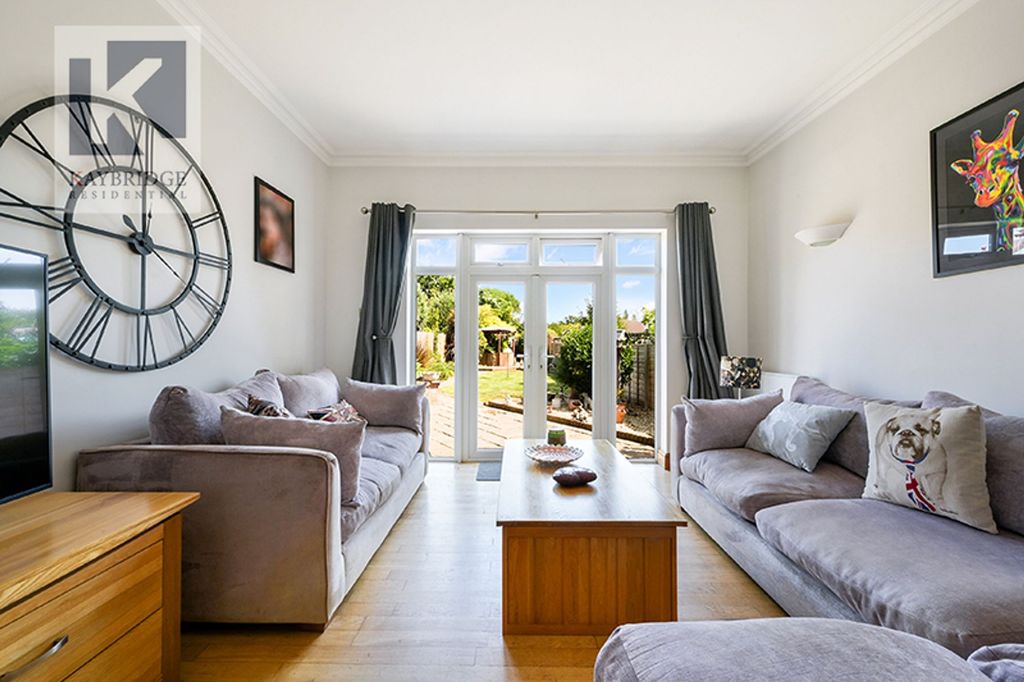 Property photo 2 of 14 The Warren, Worcester Park - Kt4 7DL