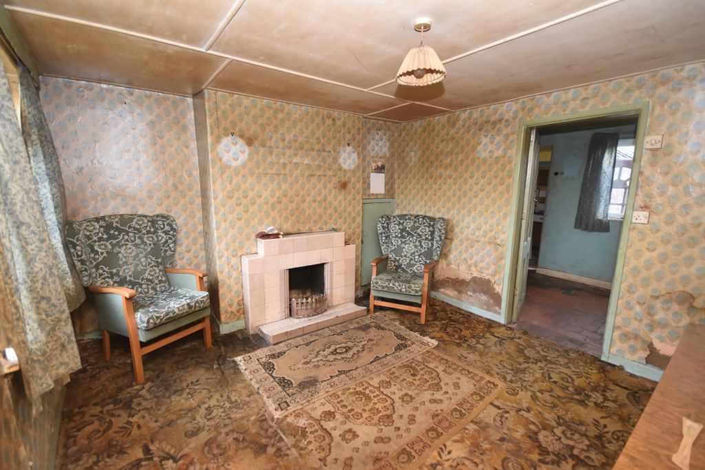 Property photo 3 of 12 Lounge