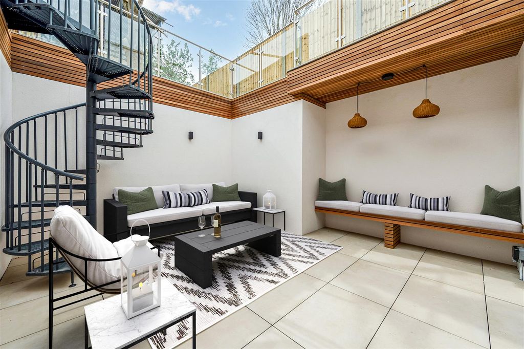 Property photo 3 of 11 Flat 1 - 51 Mill Hill Road-2.Jpg