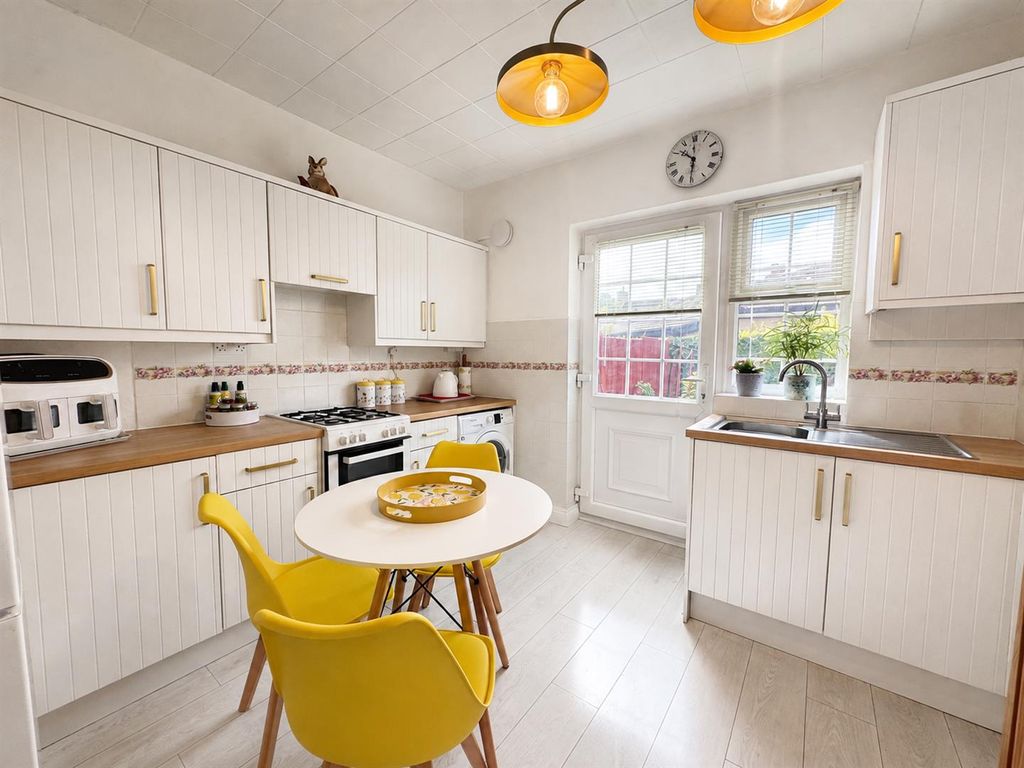 Property photo 2 of 22 Kitchen 3.Png