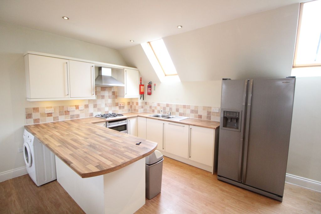 Property photo 3 of 9 Kitchen