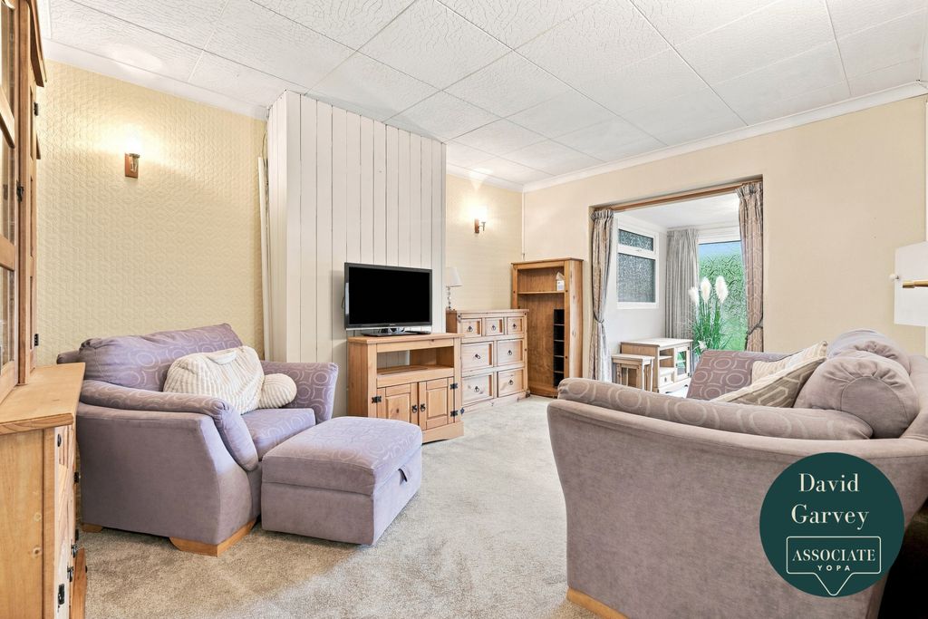 Property photo 3 of 14 Lounge