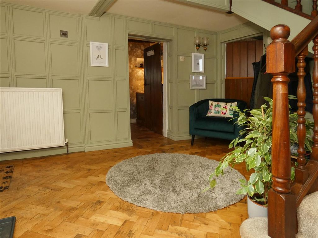 Property photo 3 of 30 Entrance Hall