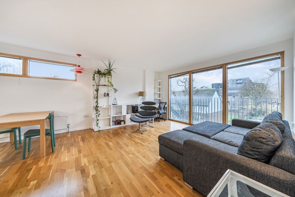 Property photo 1 of 11 Lounge (2)