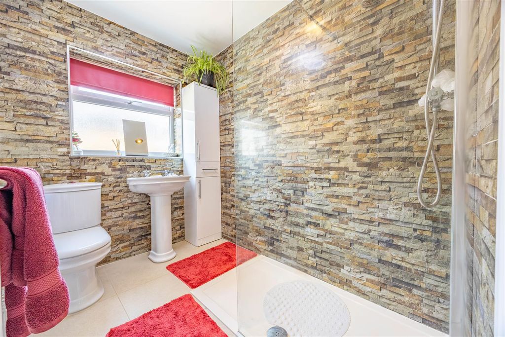 Property photo 2 of 22 Bathroom