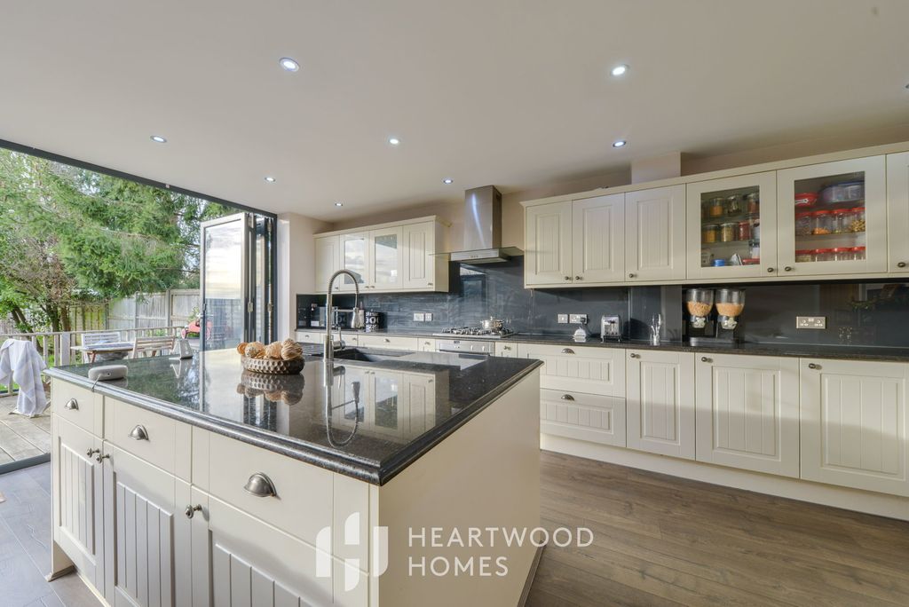 Property photo 1 of 33