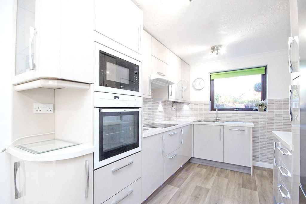 Property photo 2 of 9 Kitchen