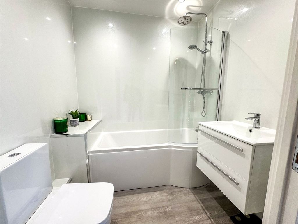 Property photo 3 of 10 Bathroom