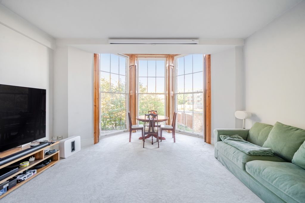 Property photo 2 of 11 1359045-9-68d25A0...