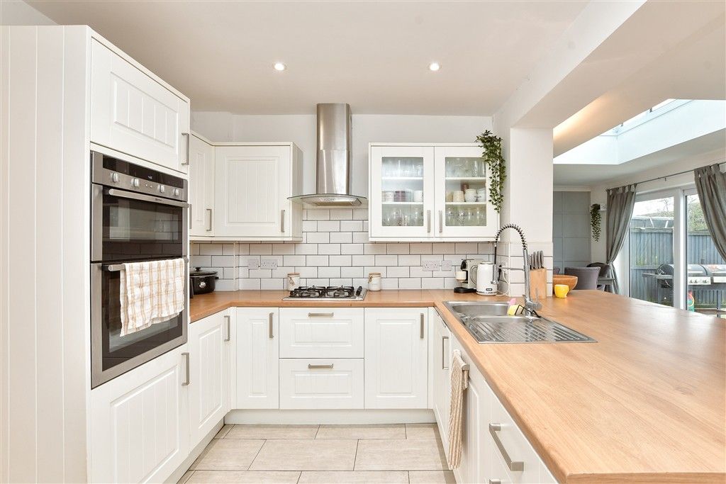 Property photo 3 of 11 Kitchen