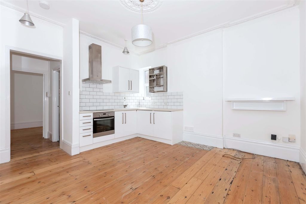 Property photo 2 of 13 Shakespeare Rd_4.Jpg