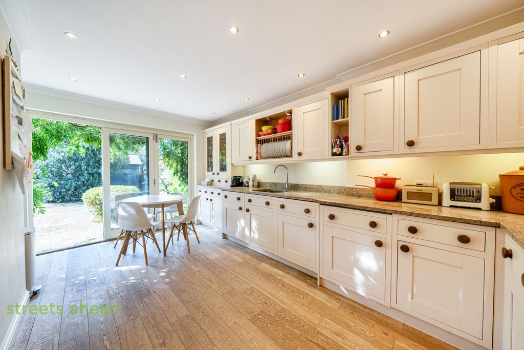 Property photo 2 of 19 12864744-Dca5-4Ad...