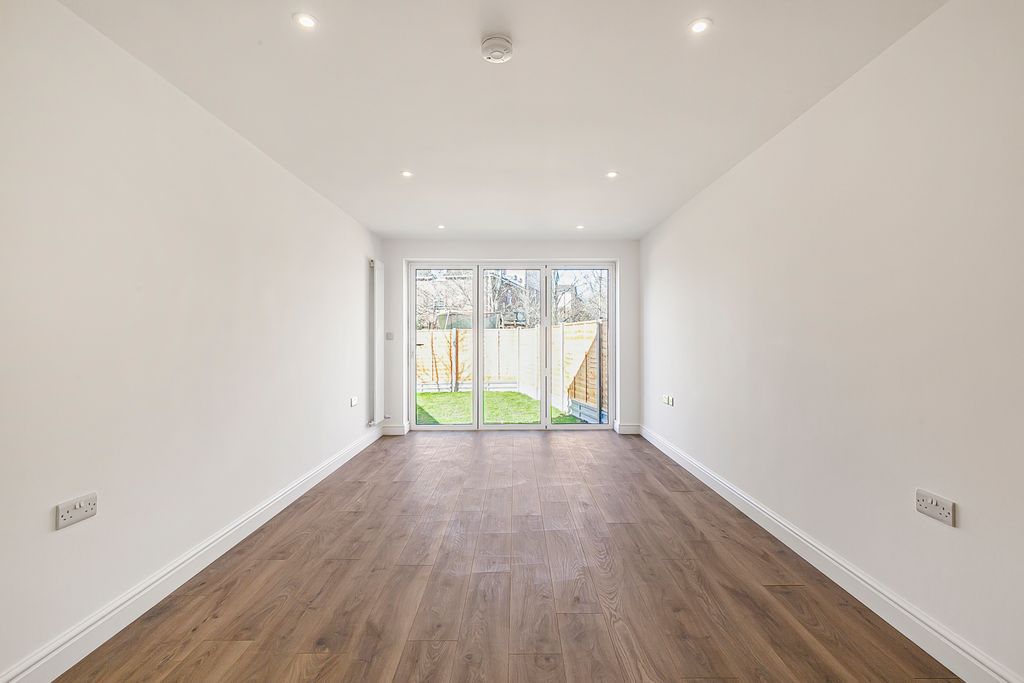 Property photo 3 of 12 649454