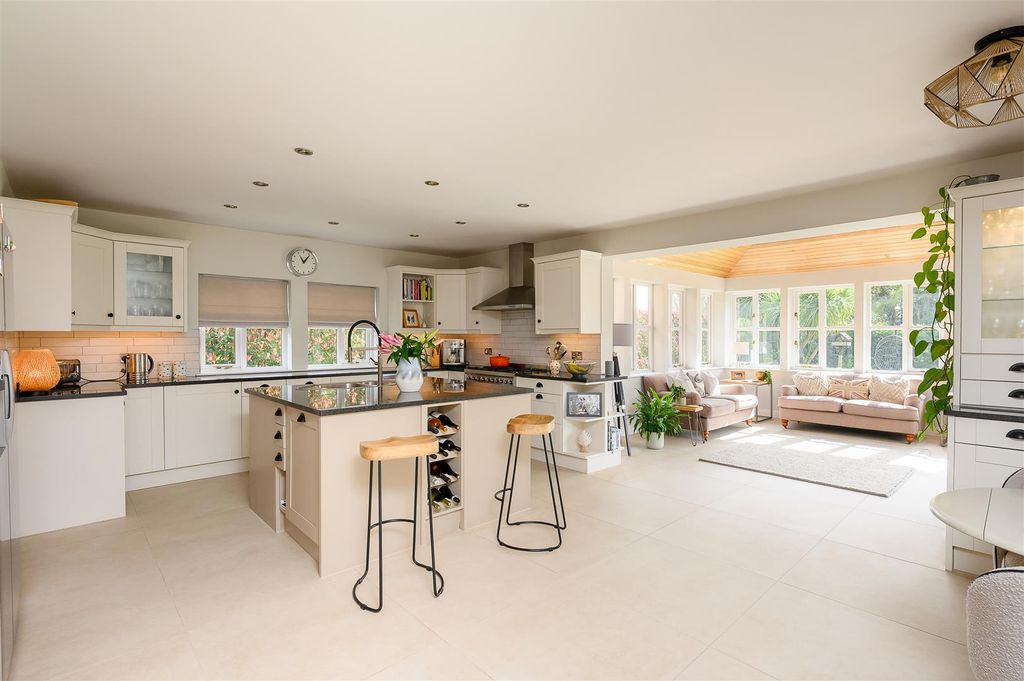 Property photo 2 of 31 Kitchen Diner