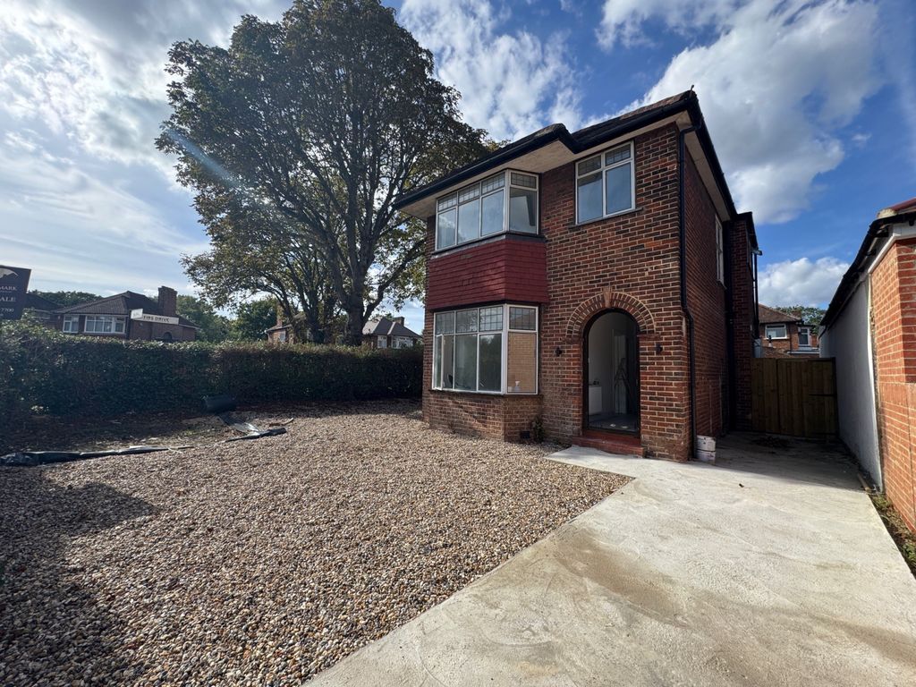 Property photo 1 of 10 Firs Drive, Cranford Tw5