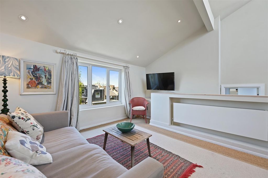 Property photo 3 of 9 Godolphin Road