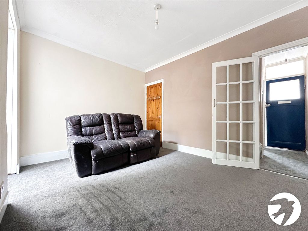 Property photo 3 of 11 Lounge