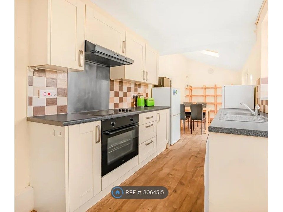 Property photo 3 of 16 Kitchen
