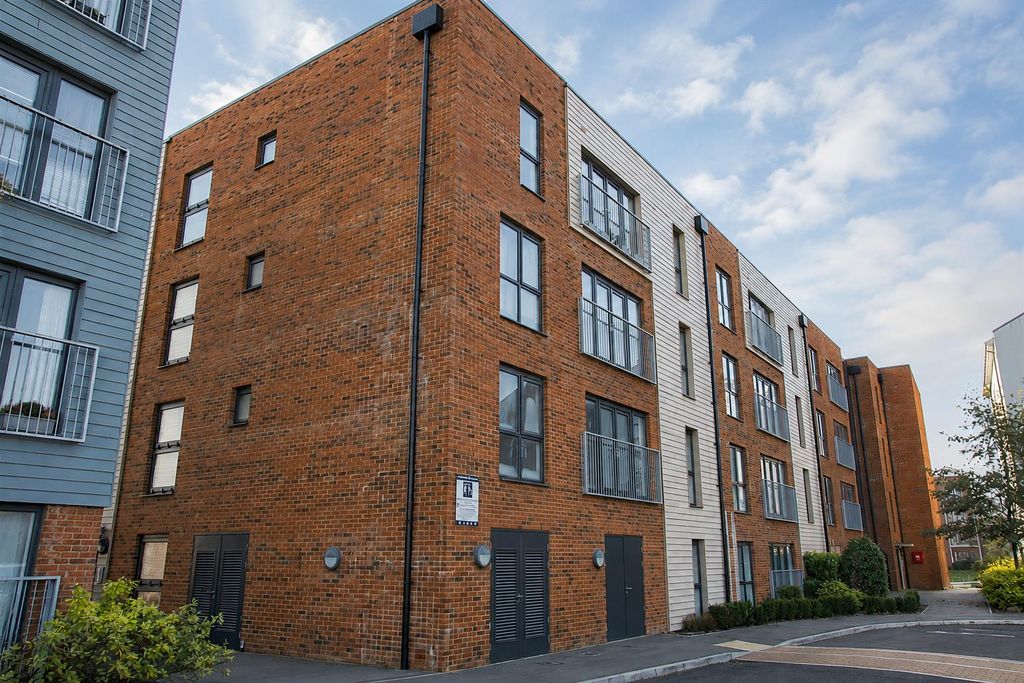 2 bed flat for saleHobbs Way, Gloucester GL2