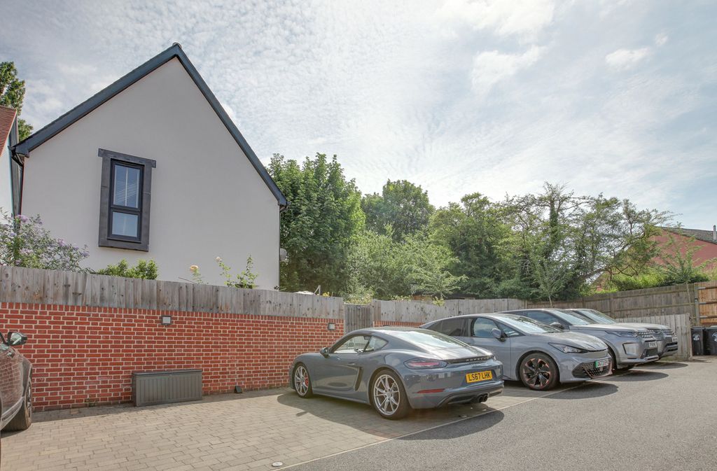 Property photo 2 of 25