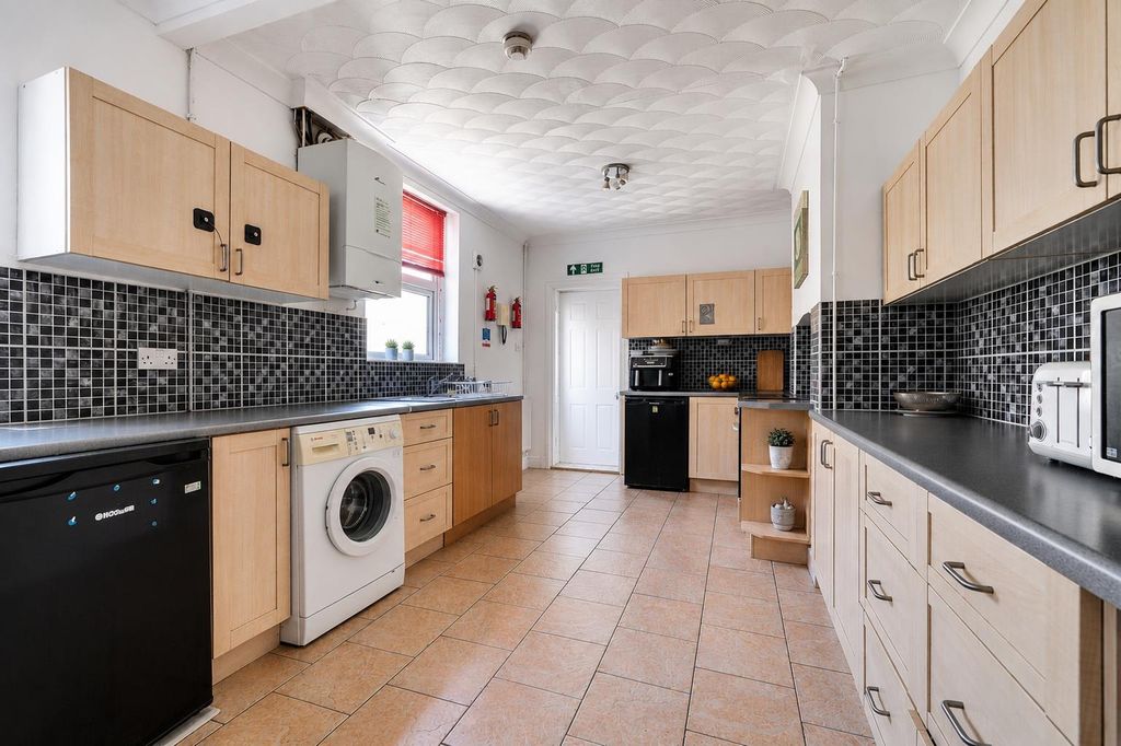 Property photo 3 of 19 Kitchen
