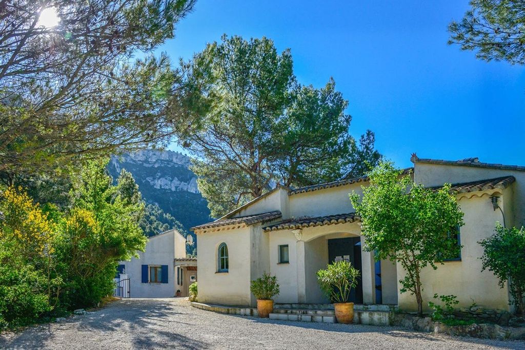 Property photo 1 of 6 Private Hamlet In Highest Position With 2 Swimming Pools Close To Isle Sur Sorgue