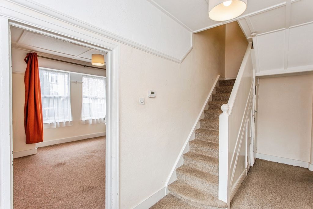 Property photo 2 of 20 Entrance Hall