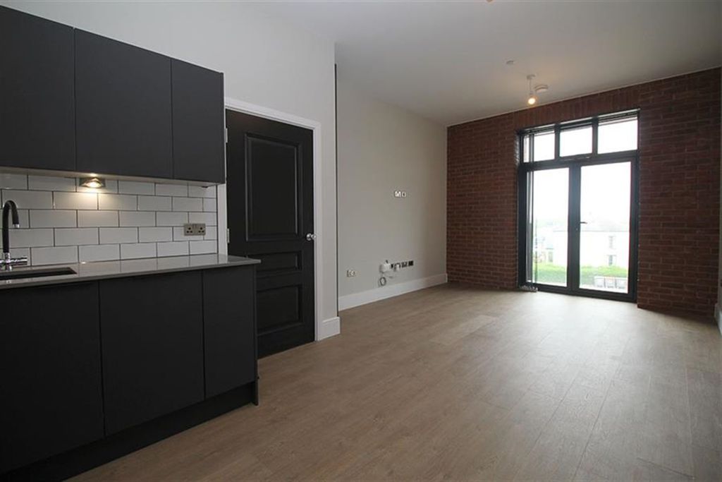 Property photo 3 of 22 Lounge / Kitchen