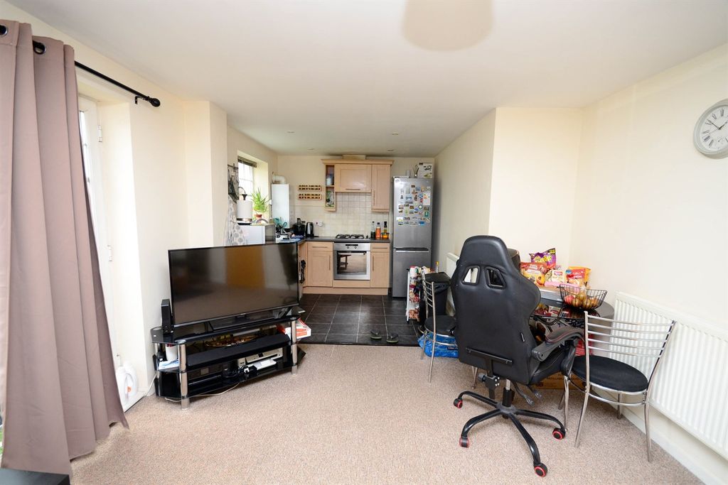 Property photo 3 of 10 Dining Area