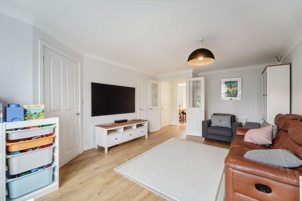 Property photo 3 of 19 Preston Manor